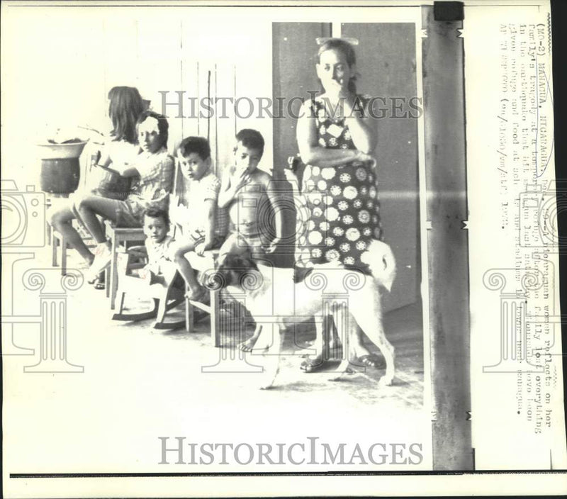 Load image into Gallery viewer, 1972 Press Photo Nicaraguan woman and others at temporary refuge near Managua
