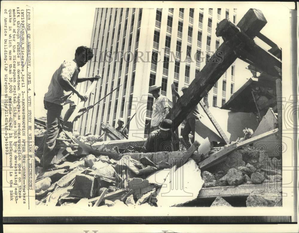 1973 Press Photo Workers sift rubble following earthquake, Managua, Nicaragua