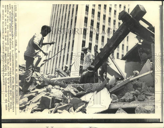 1973 Press Photo Workers sift rubble following earthquake, Managua, Nicaragua