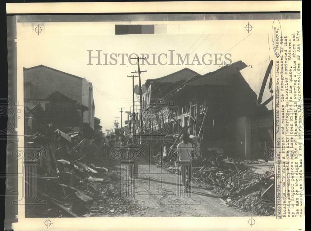 1972 Press Photo Managua, Nicaragua residents walk earthquake stricken streets.