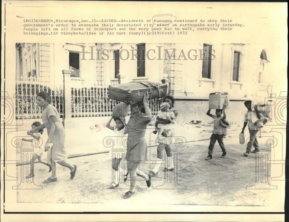 1972 Press Photo Earthquake stricken Managua residents evacuate the city