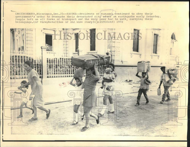 Load image into Gallery viewer, 1972 Press Photo Earthquake stricken Managua residents evacuate the city

