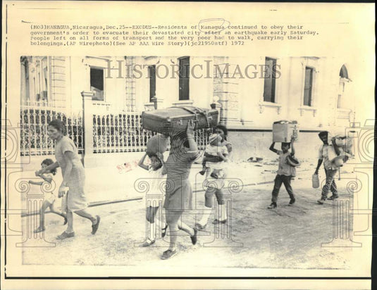 1972 Press Photo Earthquake stricken Managua residents evacuate the city