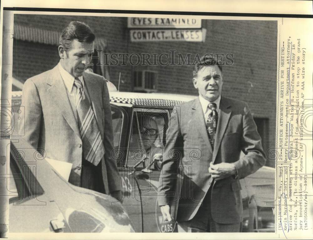 1973 Press Photo Justice attorneys Maroney and Peterson arrive for meeting in VA