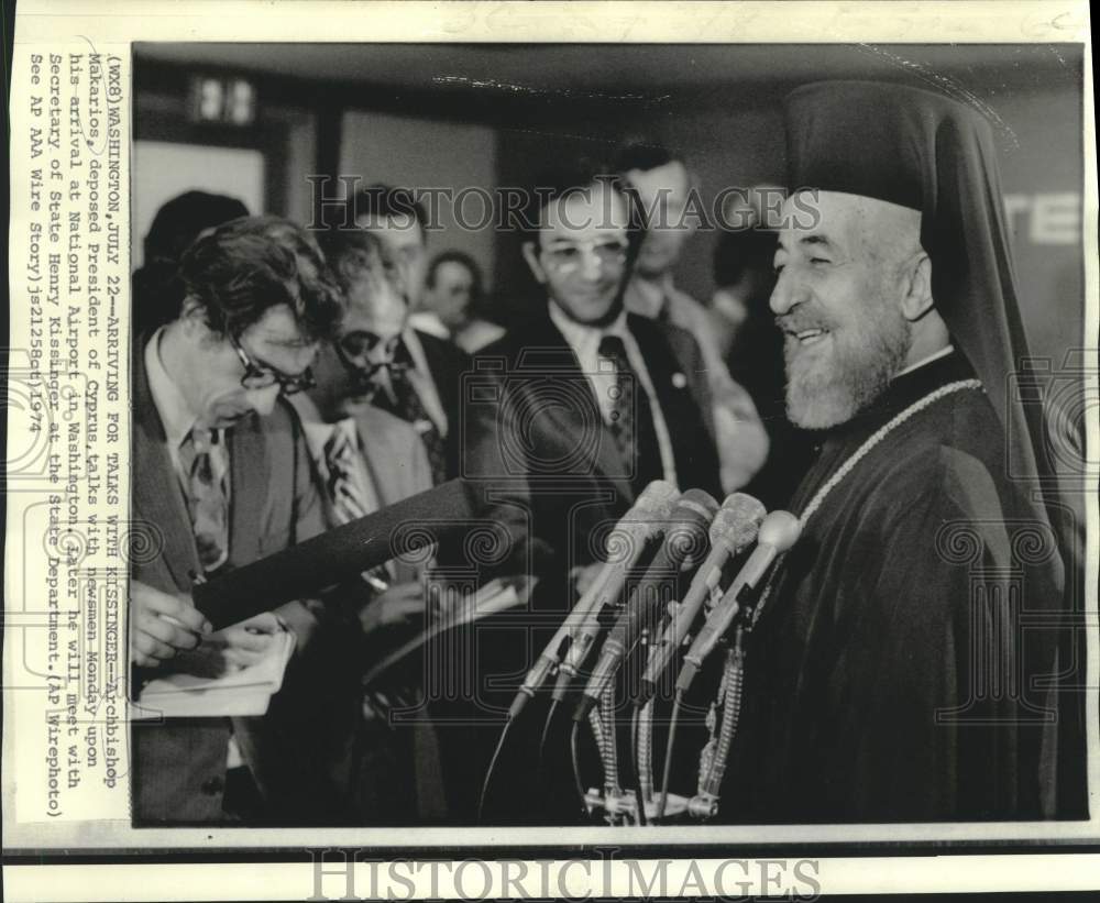 1974 Press Photo Deposed Cyprus Makarios with newsmen at National Airport