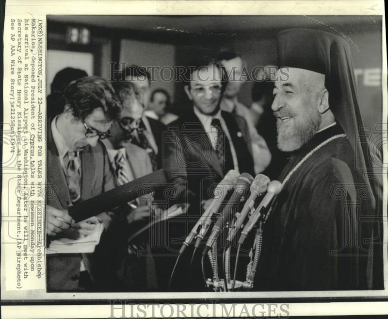 Load image into Gallery viewer, 1974 Press Photo Deposed Cyprus Makarios with newsmen at National Airport
