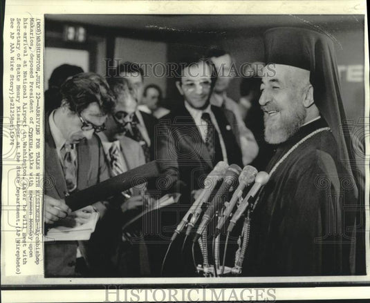 1974 Press Photo Deposed Cyprus Makarios with newsmen at National Airport