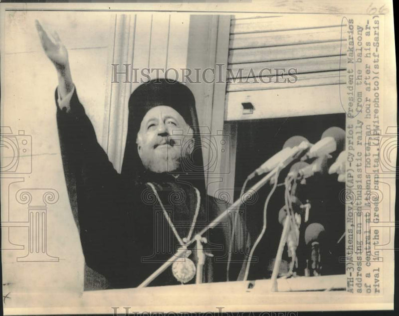 Load image into Gallery viewer, 1974 Press Photo Cypros' Makarios addresses crowd in Athens, Greece - now21201
