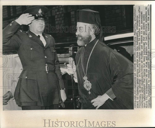 1960 Press Photo Archbishop Makarios gets snappy salute from bodyguard Poulitses