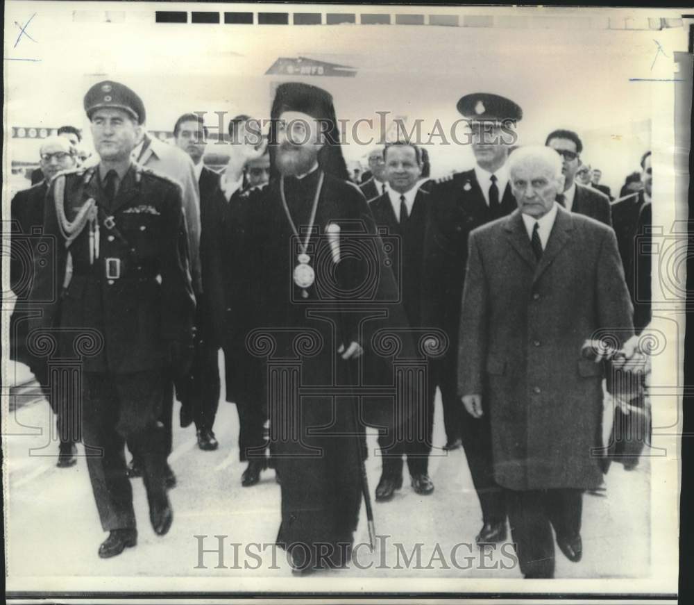 1969 Press Photo Cyprus Makarios and Greece&#39;s Pipinells arrive at Athens airport