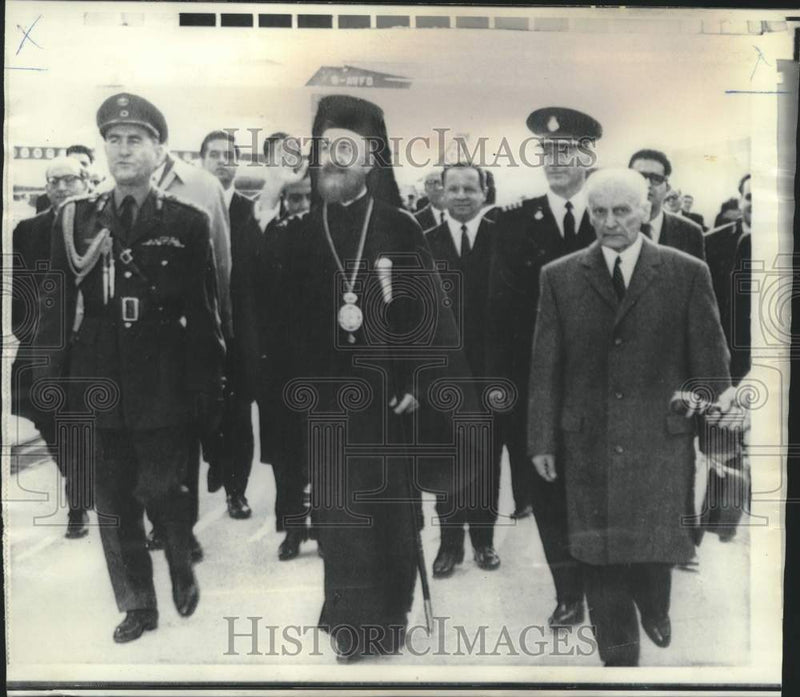 Load image into Gallery viewer, 1969 Press Photo Cyprus Makarios and Greece's Pipinells arrive at Athens airport
