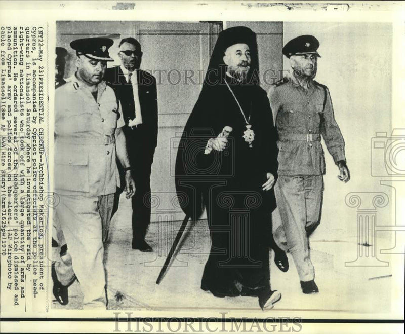 Load image into Gallery viewer, 1970 Press Photo Cyprus' Makarios at police headquarters in Limassol - now21217
