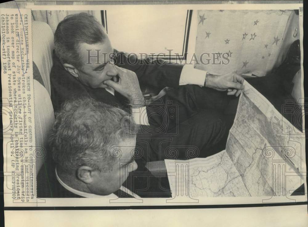1968 Press Photo Senator McCarthy and Jay Sykes view map of Wisconsin