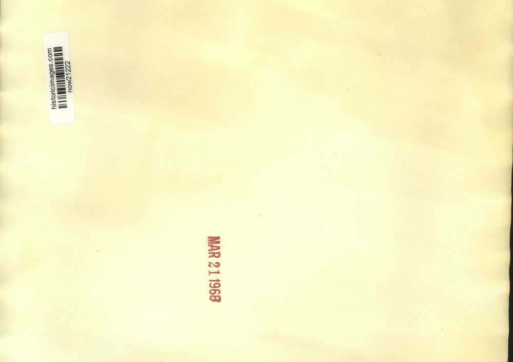 1968 Press Photo Senator McCarthy and Jay Sykes view map of Wisconsin