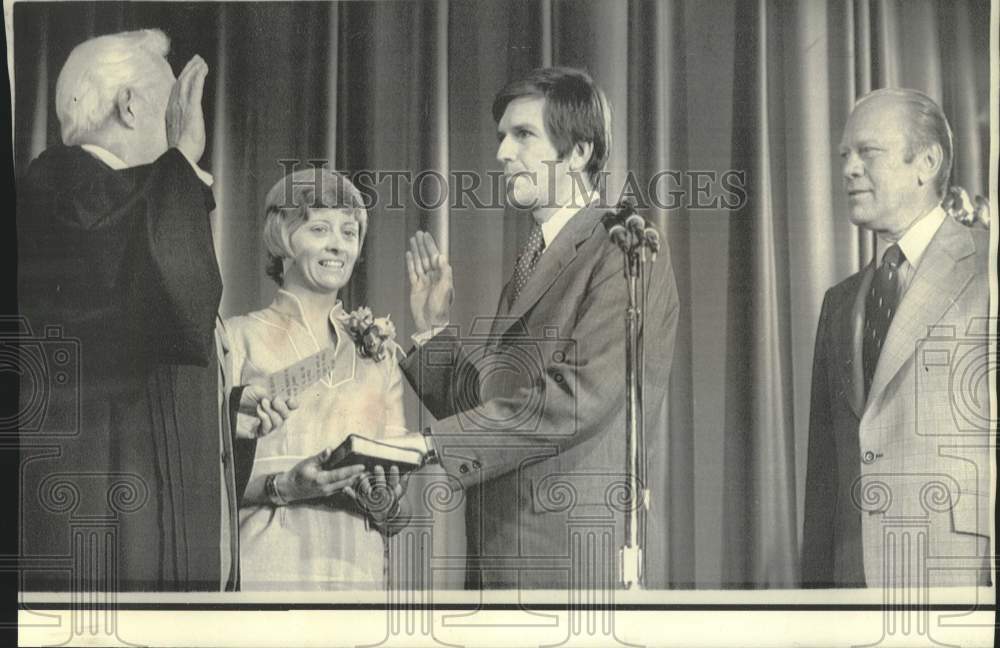 1975 Press Photo David Mathews takes HEW oath by Burger as wife watches