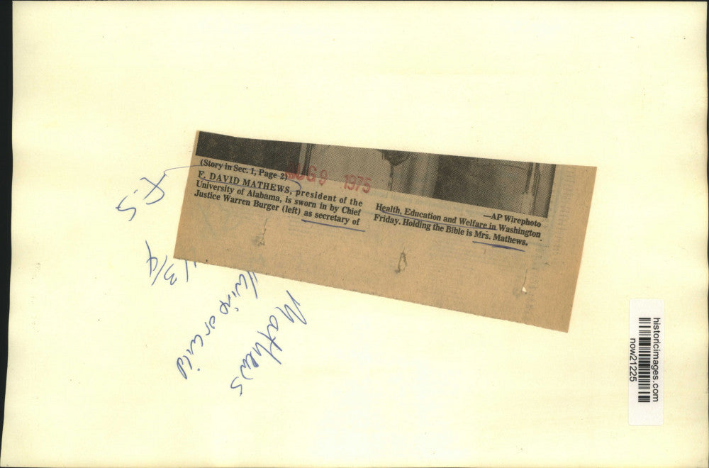 1975 Press Photo David Mathews takes HEW oath by Burger as wife watches