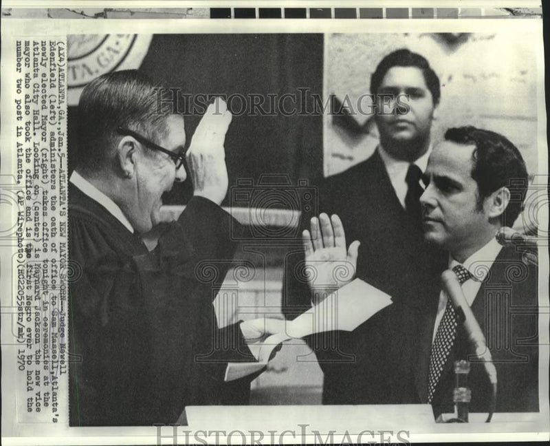 Load image into Gallery viewer, 1970 Press Photo Atlanta's new mayor, Sam Massell, sworn in by Judge Edenfield
