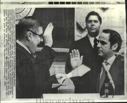 1970 Press Photo Atlanta's new mayor, Sam Massell, sworn in by Judge Edenfield