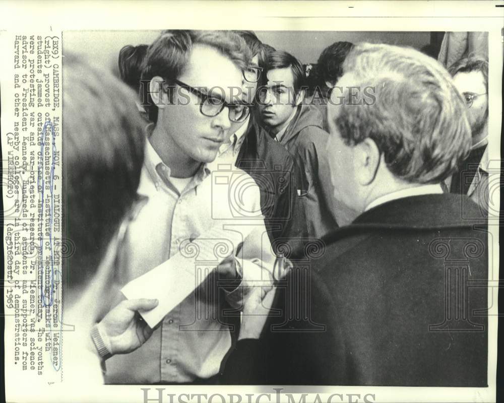 1969 Press Photo MIT provost Dr. Weisner talks with demonstrating students