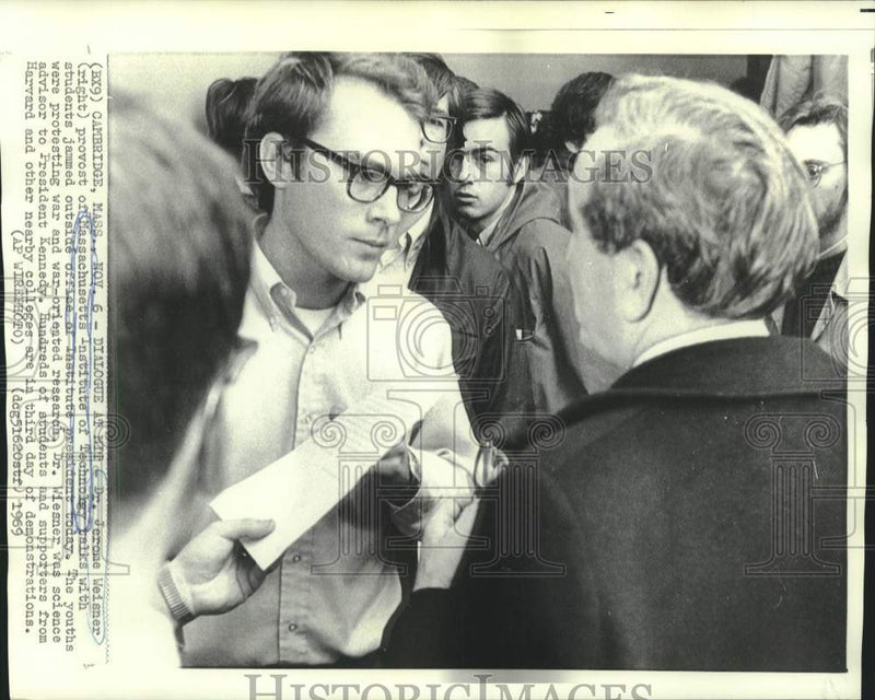 Load image into Gallery viewer, 1969 Press Photo MIT provost Dr. Weisner talks with demonstrating students
