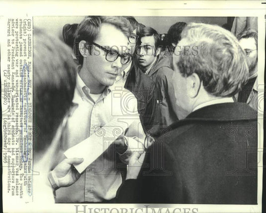 1969 Press Photo MIT provost Dr. Weisner talks with demonstrating students