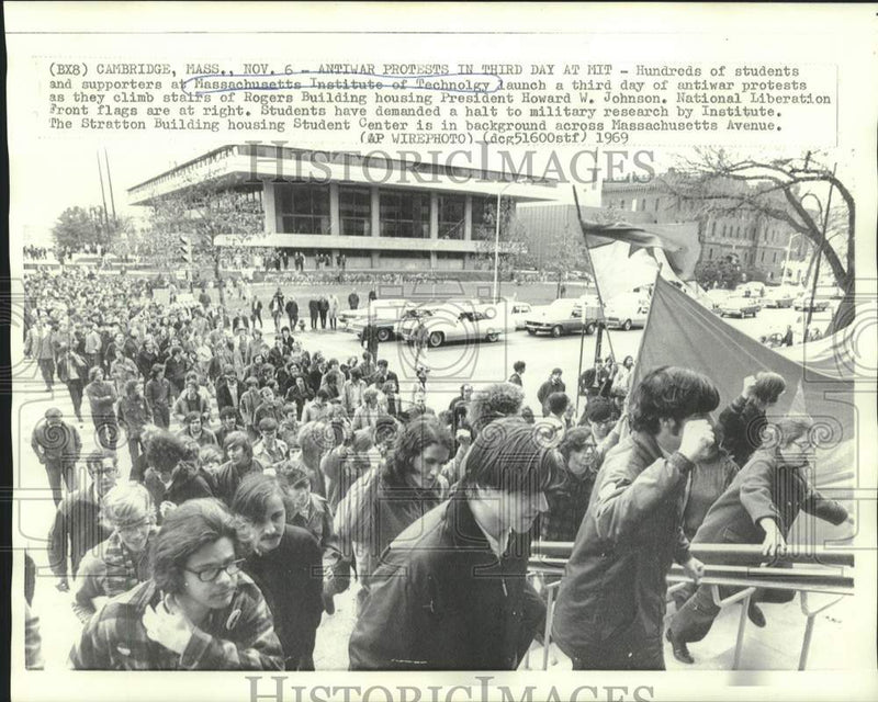 Load image into Gallery viewer, 1969 Press Photo Antiwar protesters at Massachusetts Institute of Technology
