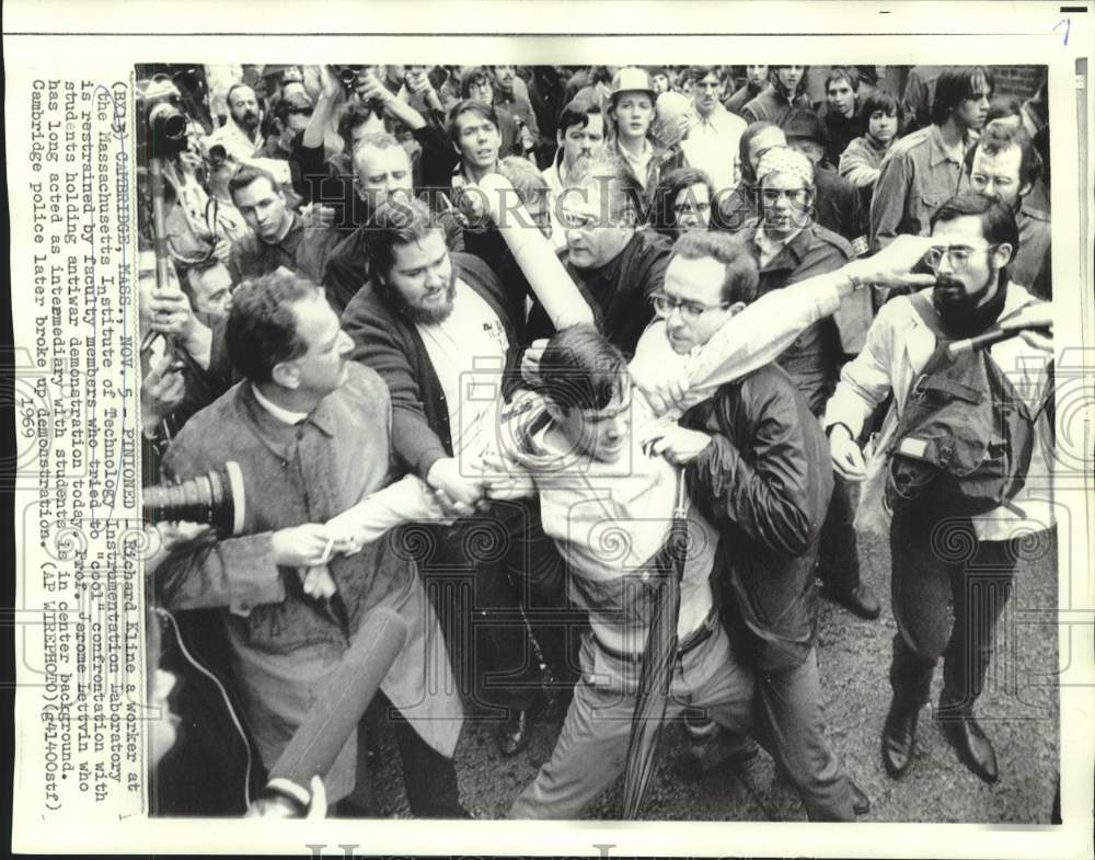 1969 Press Photo MIT worker Richard Kline restrained by faculty members.