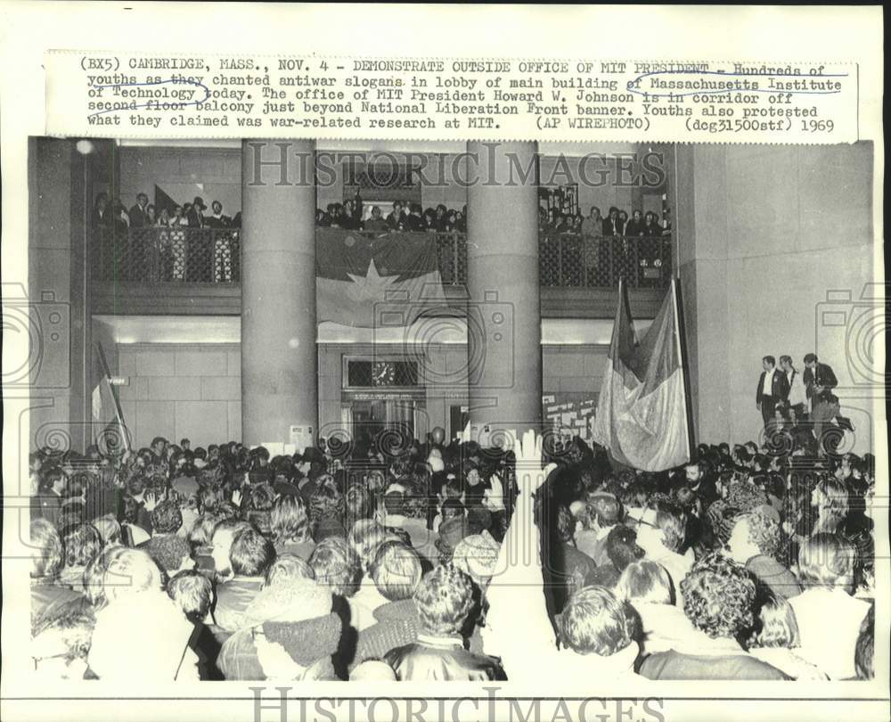 1969 Press Photo MIT antiwar demonstrators in main building lobby - now21258