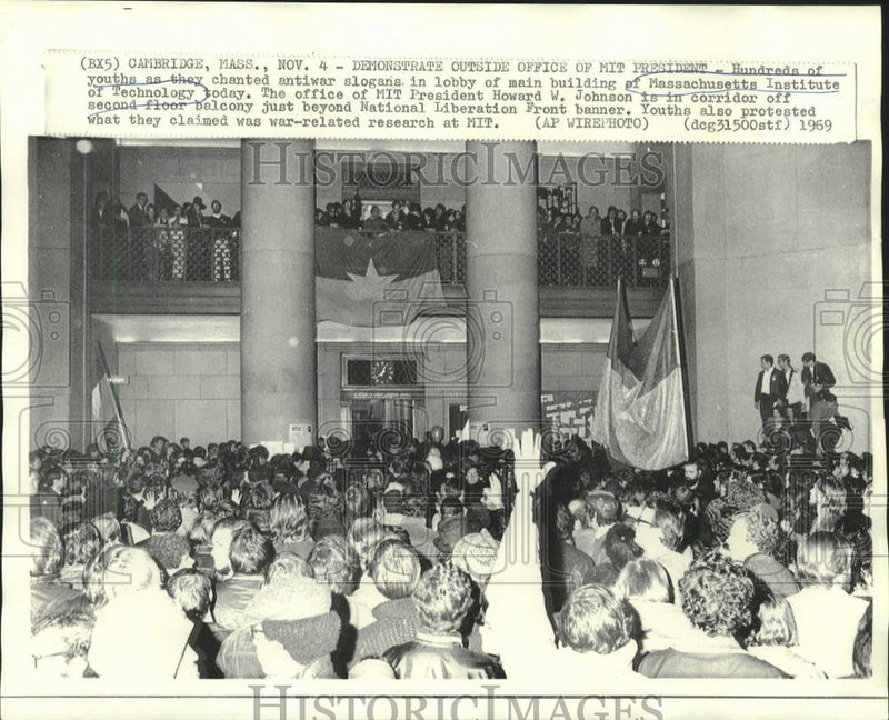 Load image into Gallery viewer, 1969 Press Photo MIT antiwar demonstrators in main building lobby - now21258

