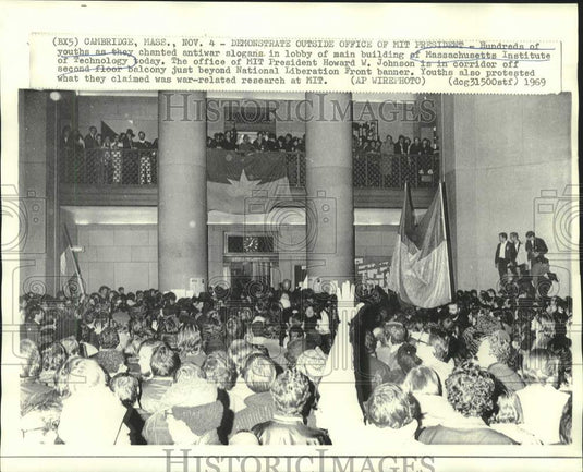 1969 Press Photo MIT antiwar demonstrators in main building lobby - now21258