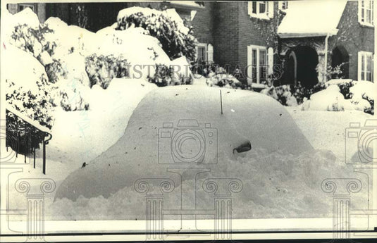 1974 Press Photo Partially visible car radio antenna in Worcester, Massachusetts