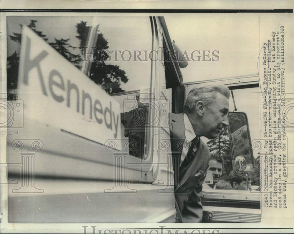 1968 Press Photo Senator McCarthy leaves opponent Kennedy press bus in Oregon