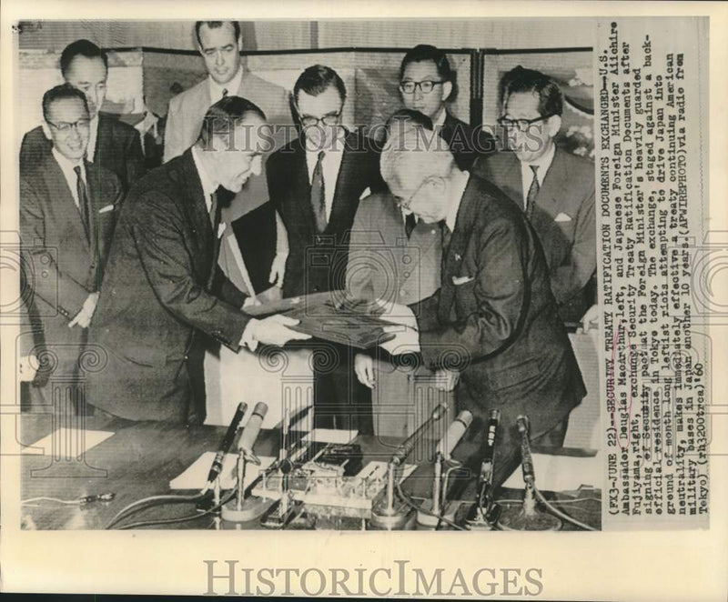 Load image into Gallery viewer, 1960 Press Photo MacArthur and Fujiyama exchange Security Treaty documents.
