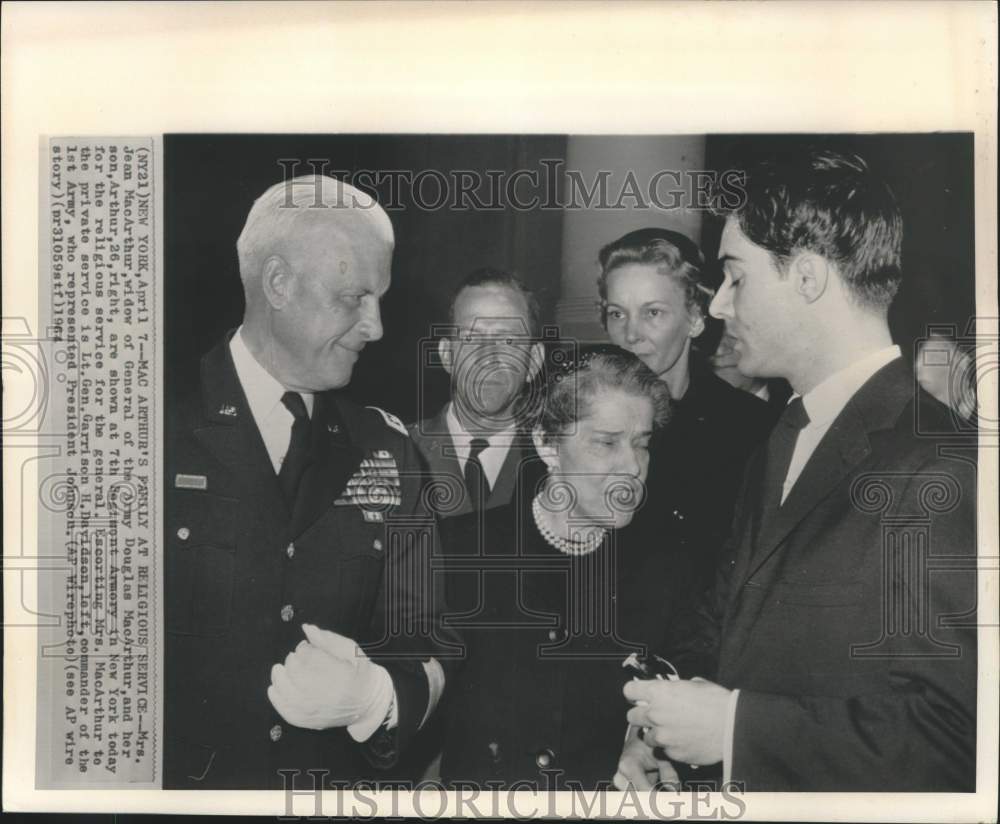 1964 Press Photo General Douglas MacArthur&#39;s family at religious service in NY