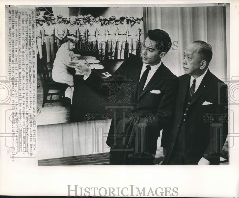 1964 Press Photo Arthur MacArthur and Romulo tour MacArthur memorial in Virginia