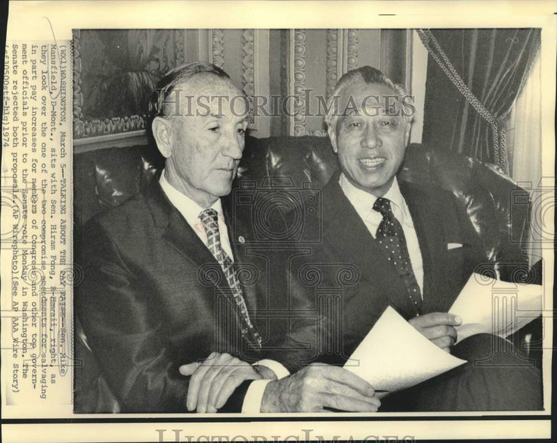 Load image into Gallery viewer, 1974 Press Photo Senators Mike Mansfield and Fong discuss Congress pay raises
