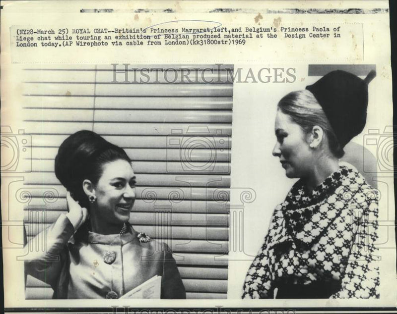 Load image into Gallery viewer, 1969 Press Photo Princess Margaret and Princess Paola chat at Design Center
