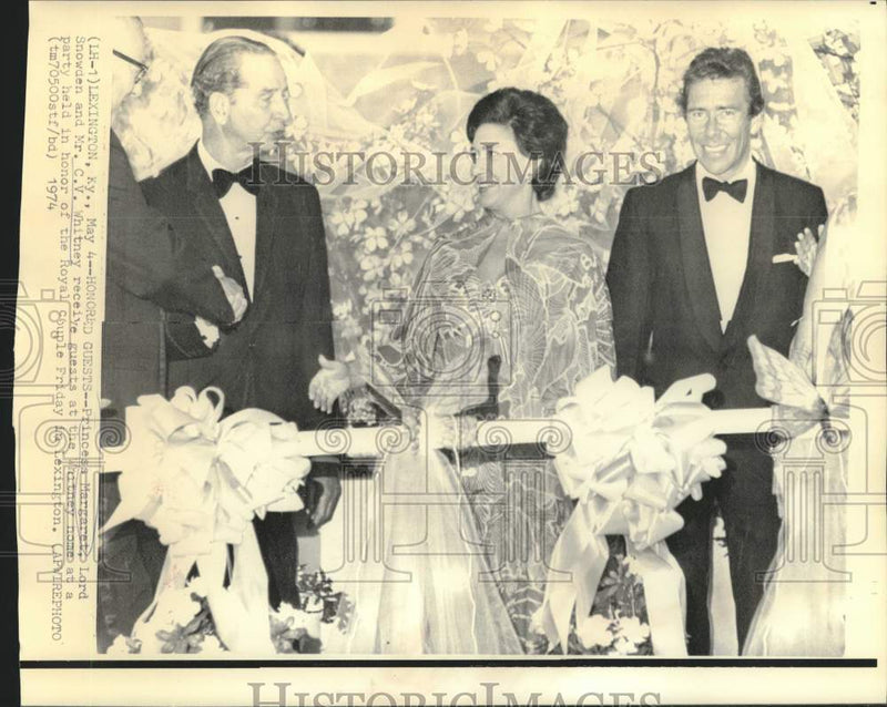 Load image into Gallery viewer, 1974 Press Photo Reception receiving line Princess Margaret and others greeters
