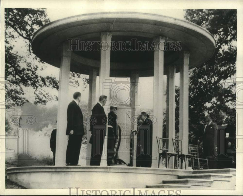 Load image into Gallery viewer, 1964 Press Photo Magna Carta memorial on Runneymede meadow near London
