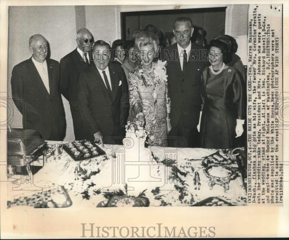 1964 Press Photo Mrs. Warren Magnuson cuts wedding cake for wedding guests