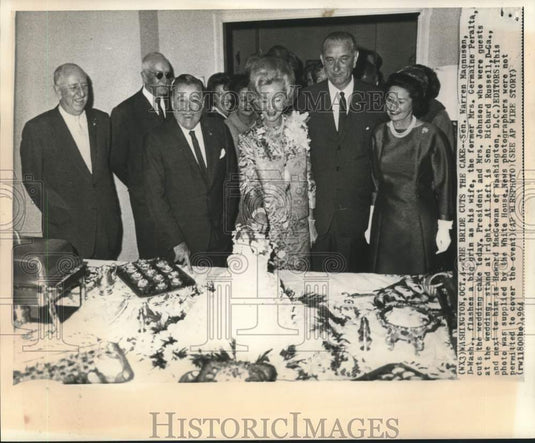1964 Press Photo Mrs. Warren Magnuson cuts wedding cake for wedding guests