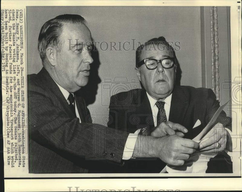 Load image into Gallery viewer, 1971 Press Photo Washington State Senators Jackson and Magnuson check voters
