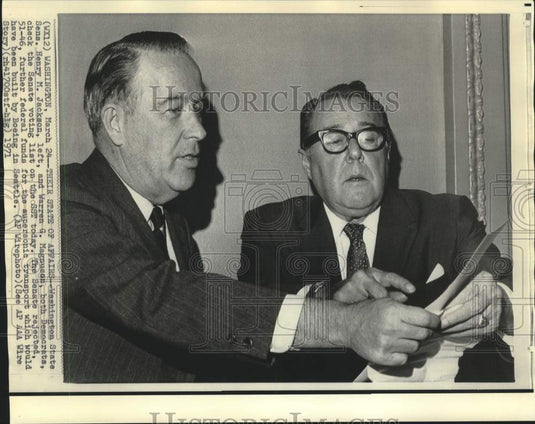 1971 Press Photo Washington State Senators Jackson and Magnuson check voters