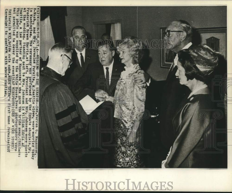 Load image into Gallery viewer, 1964 Press Photo Senator Warren Magnuson and others witness Washington wedding.
