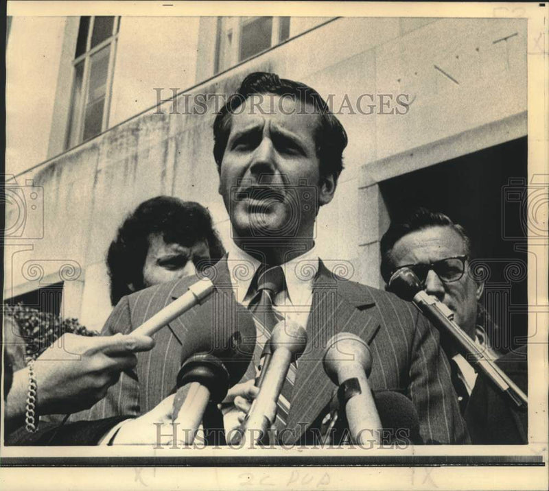 Load image into Gallery viewer, 1973 Press Photo Jeb Stuart Magruder with press at US District Court.
