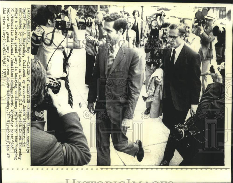 Load image into Gallery viewer, 1973 Press Photo Jeb Magruder surrounded by photographers at US District Court
