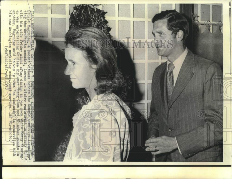 Load image into Gallery viewer, 1973 Press Photo Jeb Stuart Magruder and Kissinger dine at Le Bistro restaurant.
