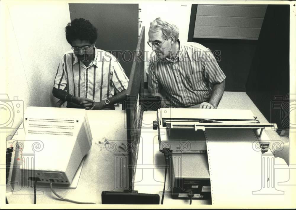 1989 Press Photo Mahadevan administered memory test by KSU&#39;s Charles Thompson.- Historic Images