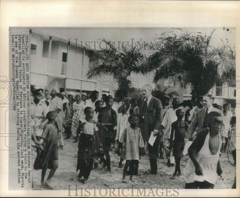 Load image into Gallery viewer, 1960 Press Photo Britain's Harold Macmillan surrounded by African youths
