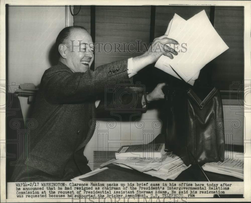 1954 Press Photo Clarence Manion packs briefcase in Capitol office - now21434